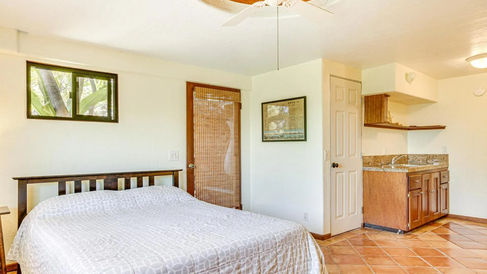 Ocean-View Bungalow Walk To Pebbles Beach! Hookena