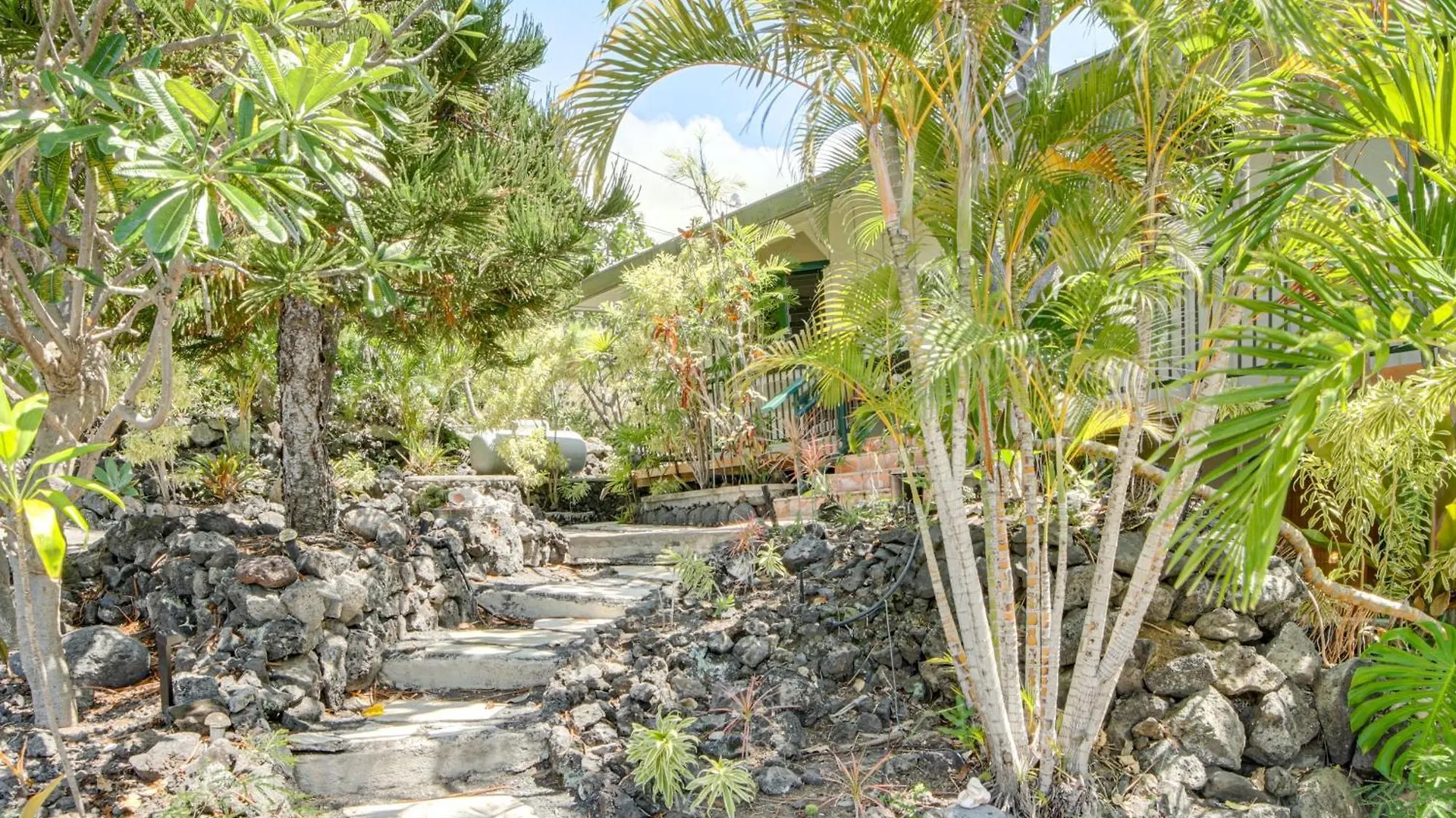 Ocean-View Bungalow Walk To Pebbles Beach! Hookena USA